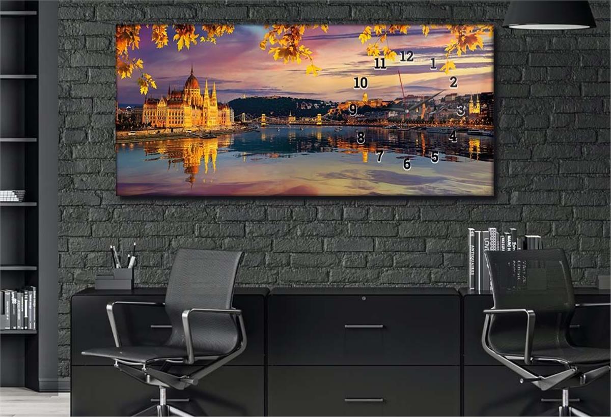 Horizontal bedrucktes Glas mit Kunst und Naturthema und einer Uhr an der Seite 142