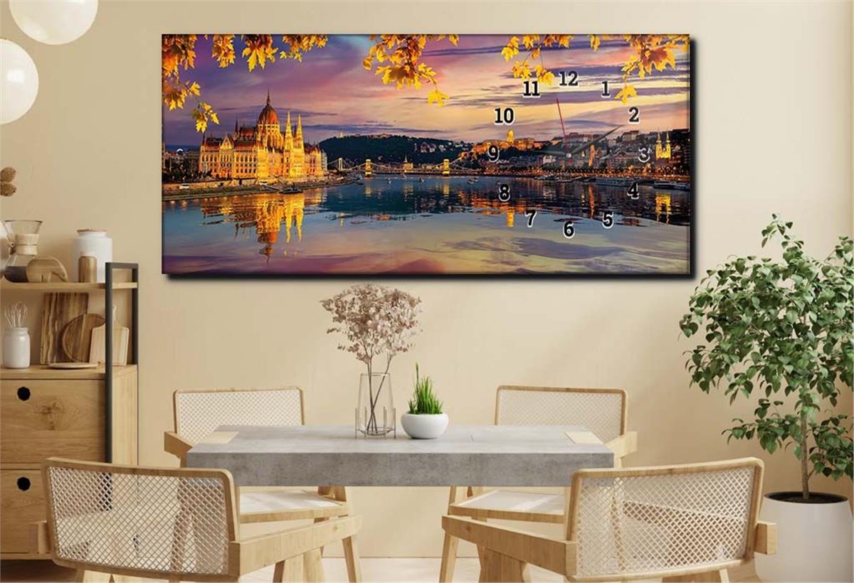 Horizontal bedrucktes Glas mit Kunst und Naturthema und einer Uhr an der Seite 142