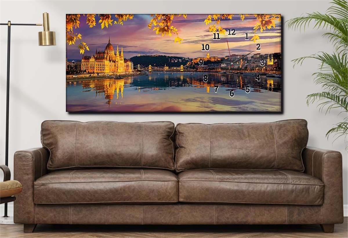 Horizontal bedrucktes Glas mit Kunst und Naturthema und einer Uhr an der Seite 142