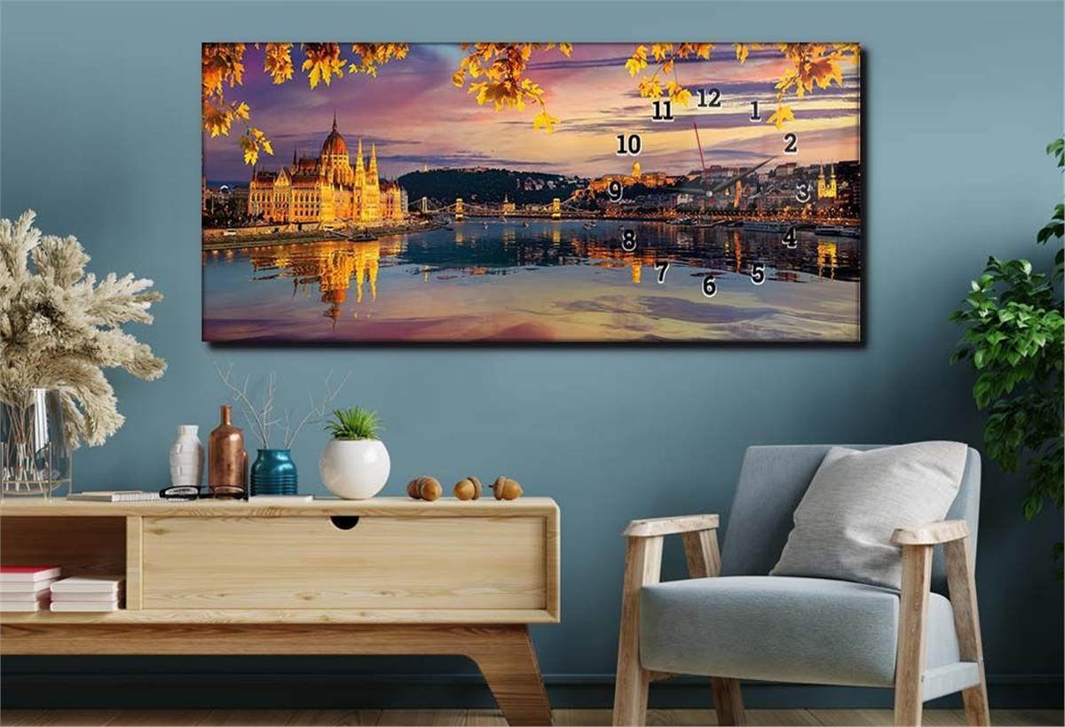 Horizontal bedrucktes Glas mit Kunst und Naturthema und einer Uhr an der Seite 142