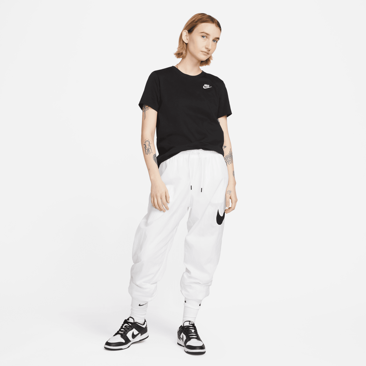 Nike Sportswear Club Essentials  Kadın Tişörtü