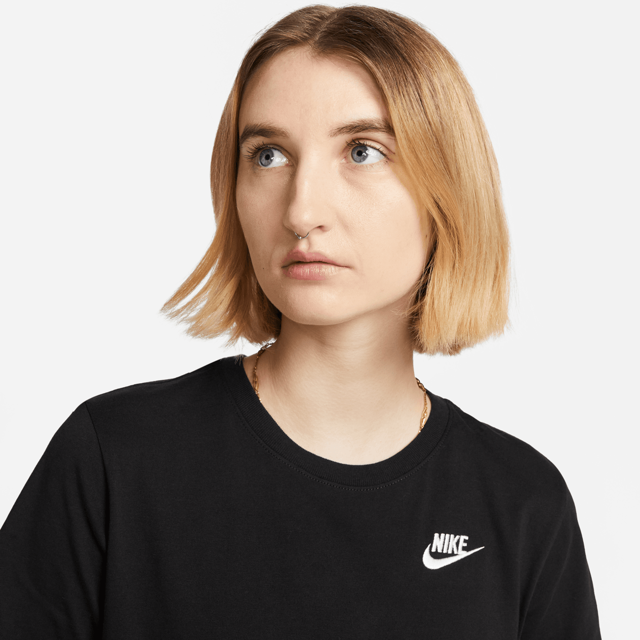Nike Sportswear Club Essentials  Kadın Tişörtü