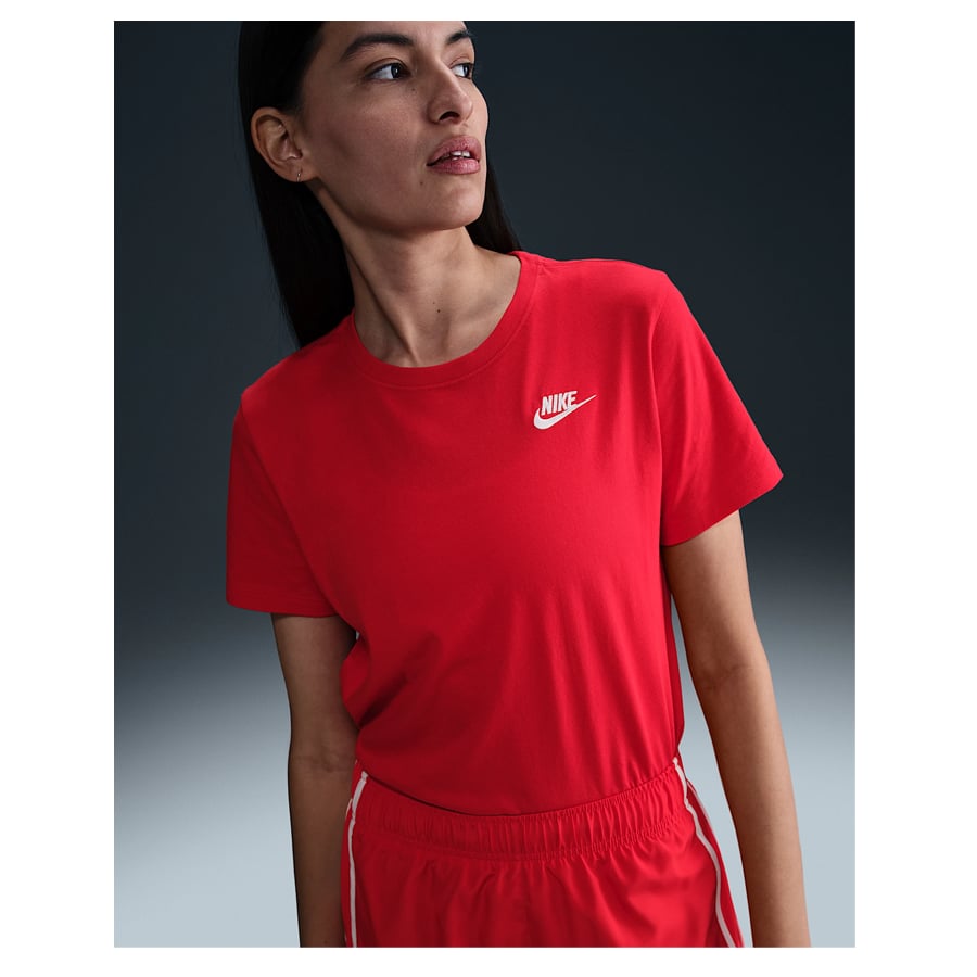 Nike Sportswear Club Essentials  Kadın Tişörtü