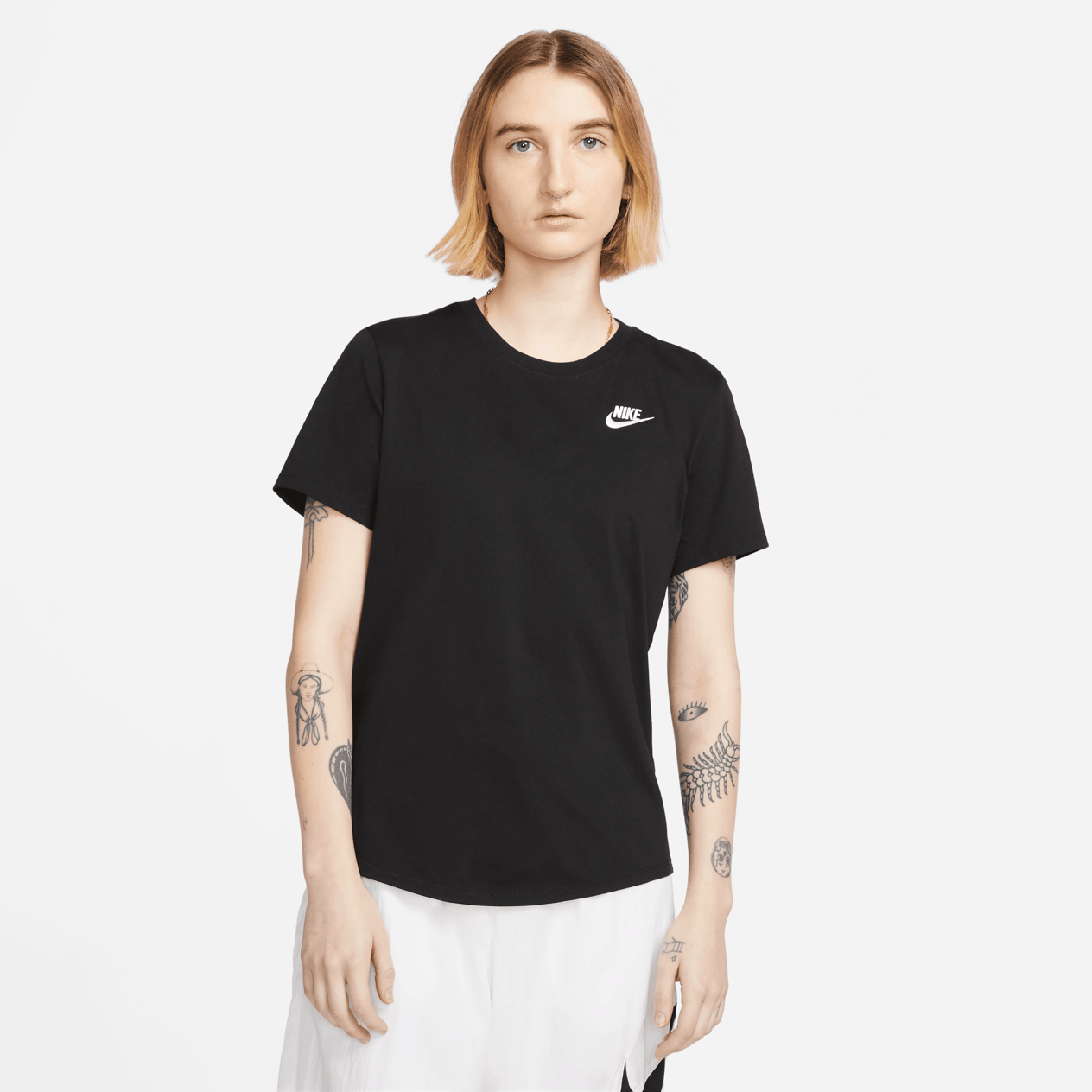 Nike Sportswear Club Essentials  Kadın Tişörtü