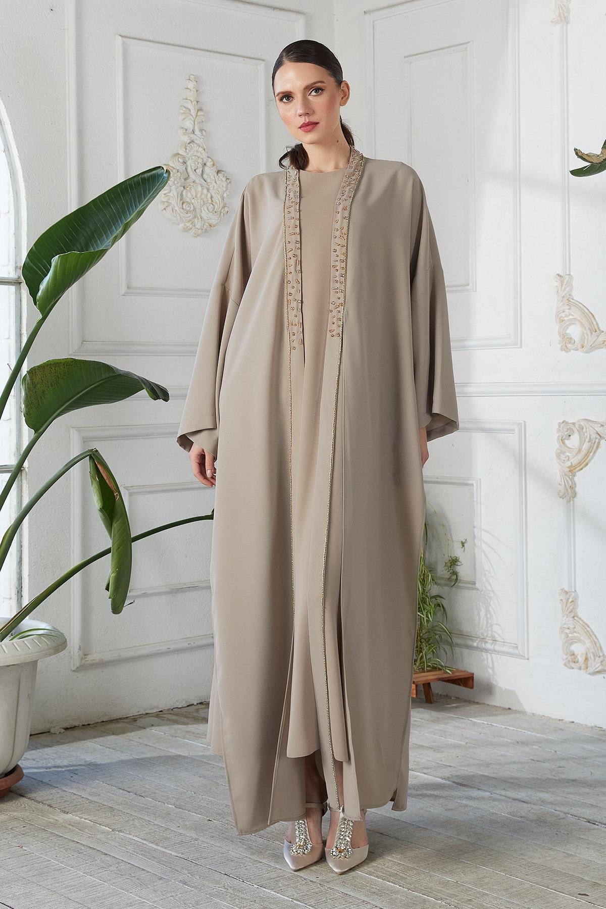 Yakası El İşlemeli Abaya Bej