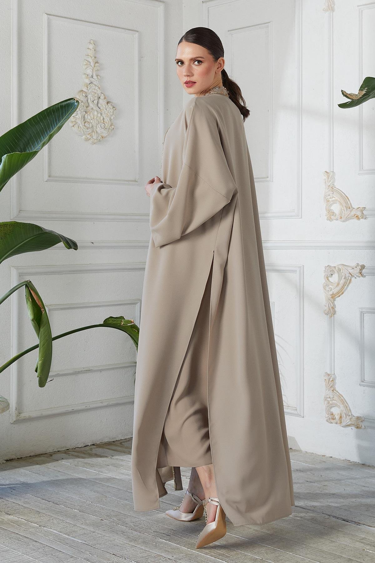 Yakası El İşlemeli Abaya Bej