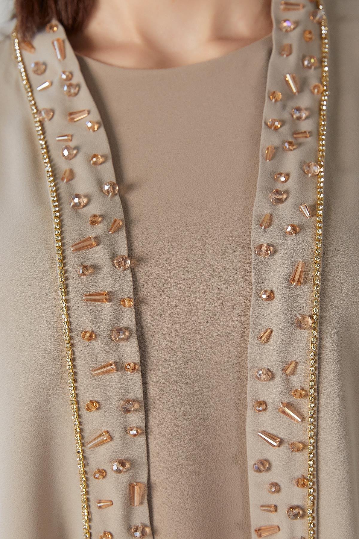 Yakası El İşlemeli Abaya Bej