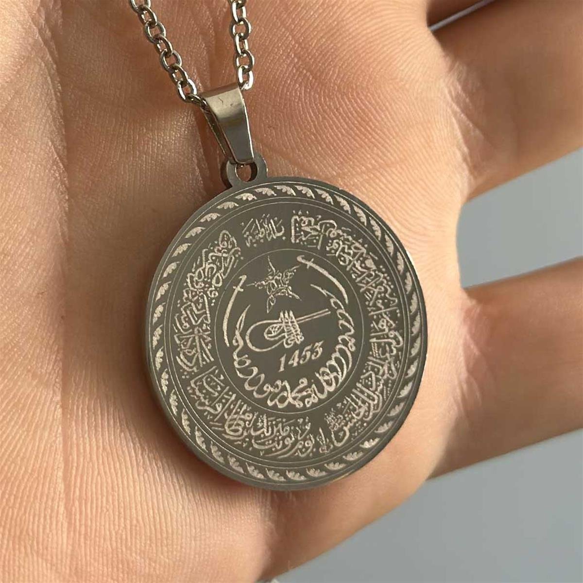 Fetih Suresi Yazılı Çelik Kolye 