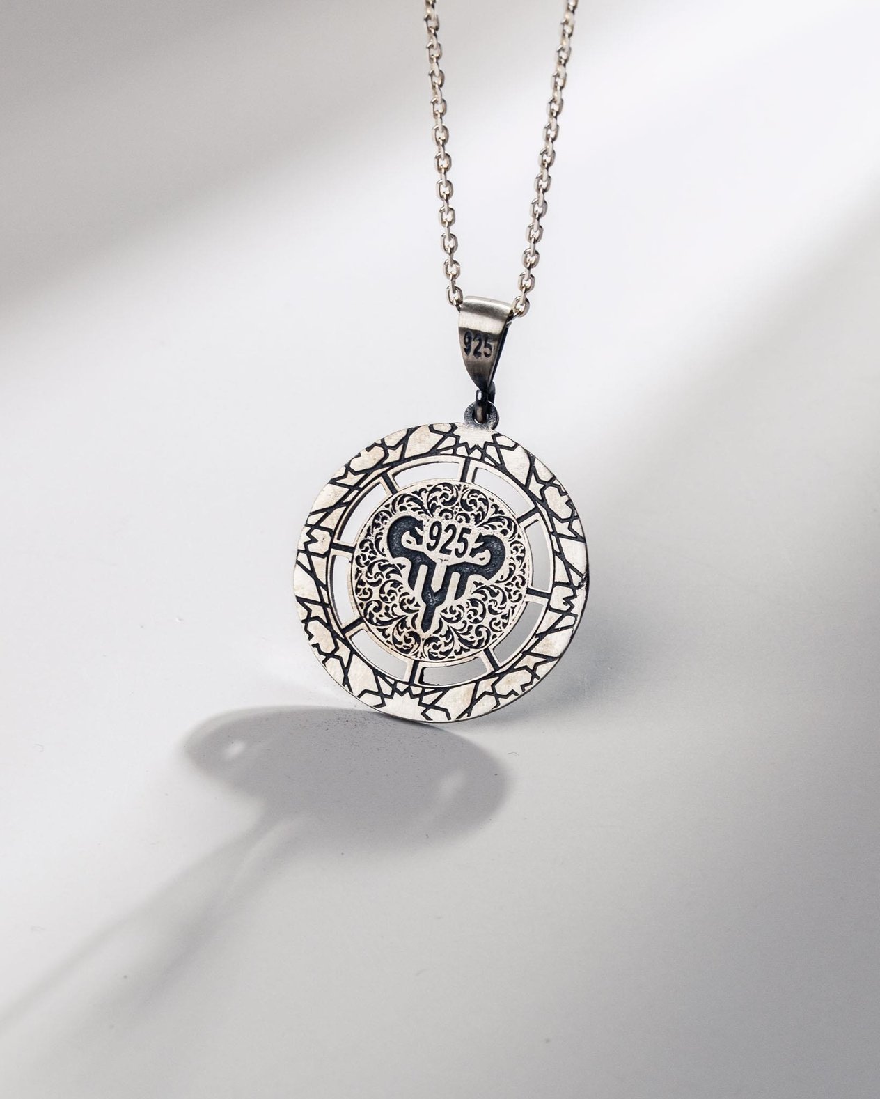 Geçmeli Formda Süleyman Mührü İşlemeli 925 Ayar Gümüş Kolye (30 mm)