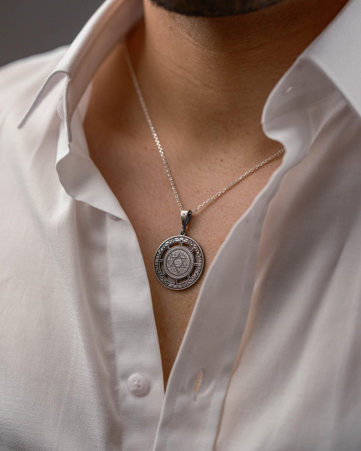 Geçmeli Formda Süleyman Mührü İşlemeli 925 Ayar Gümüş Kolye (30 mm)