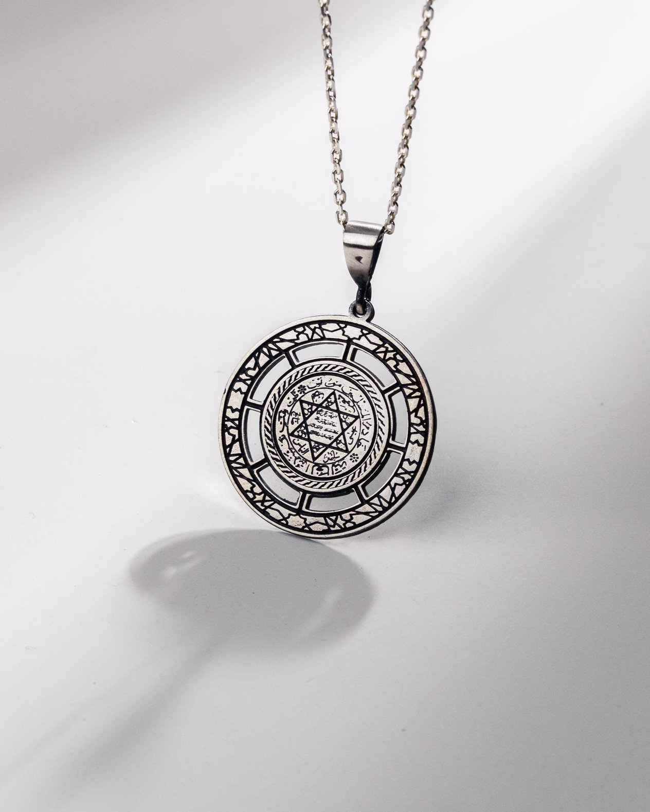 Geçmeli Formda Süleyman Mührü İşlemeli 925 Ayar Gümüş Kolye (30 mm)