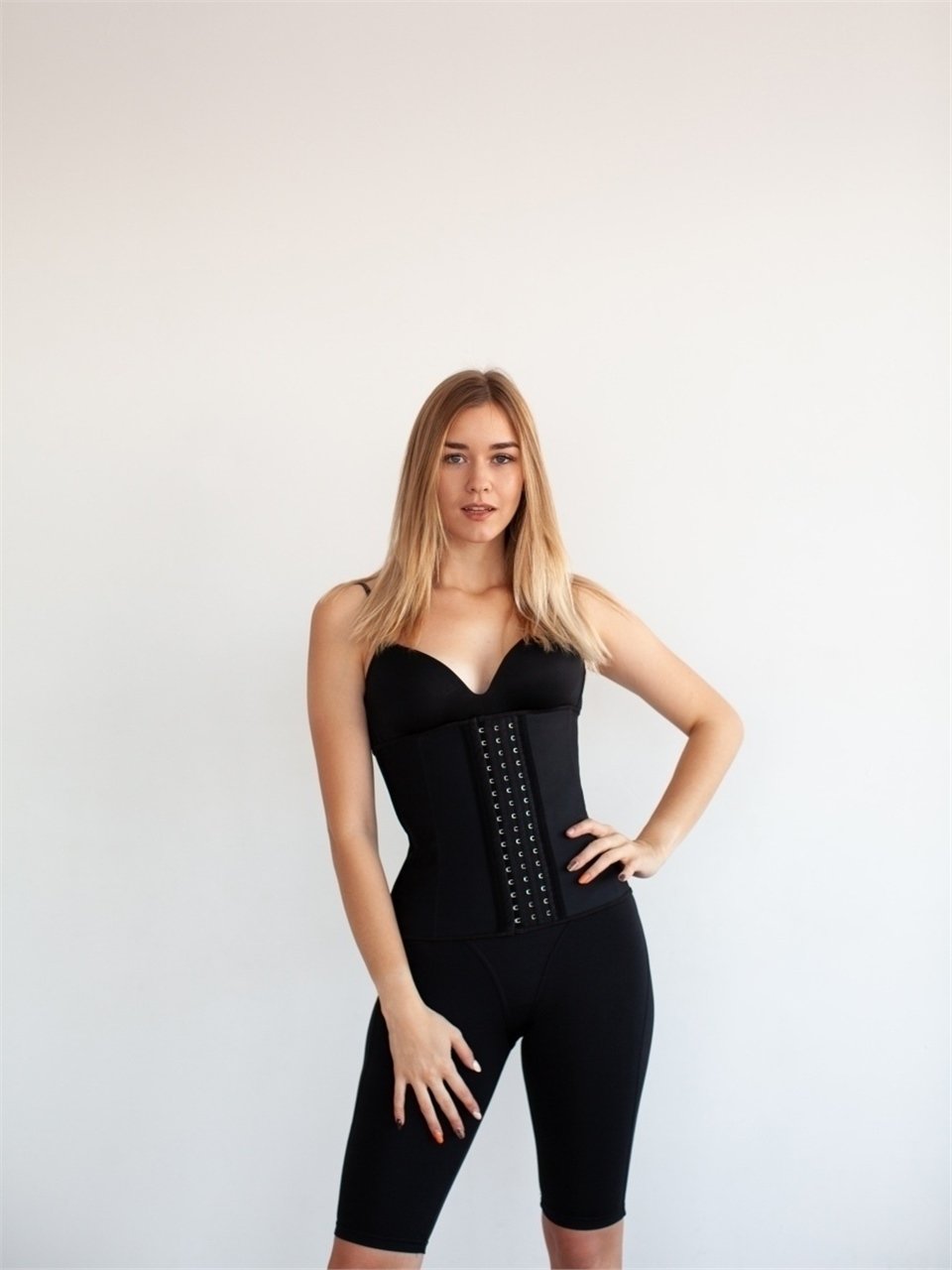 ASKISIZ LATEX SPOR YAPARKEN SİZE KOLAYLIK SAĞLAYACAK VÜCUT HAREKETİNE UYUMLU SİYAH RENK LATEX MİSTİRİK2004