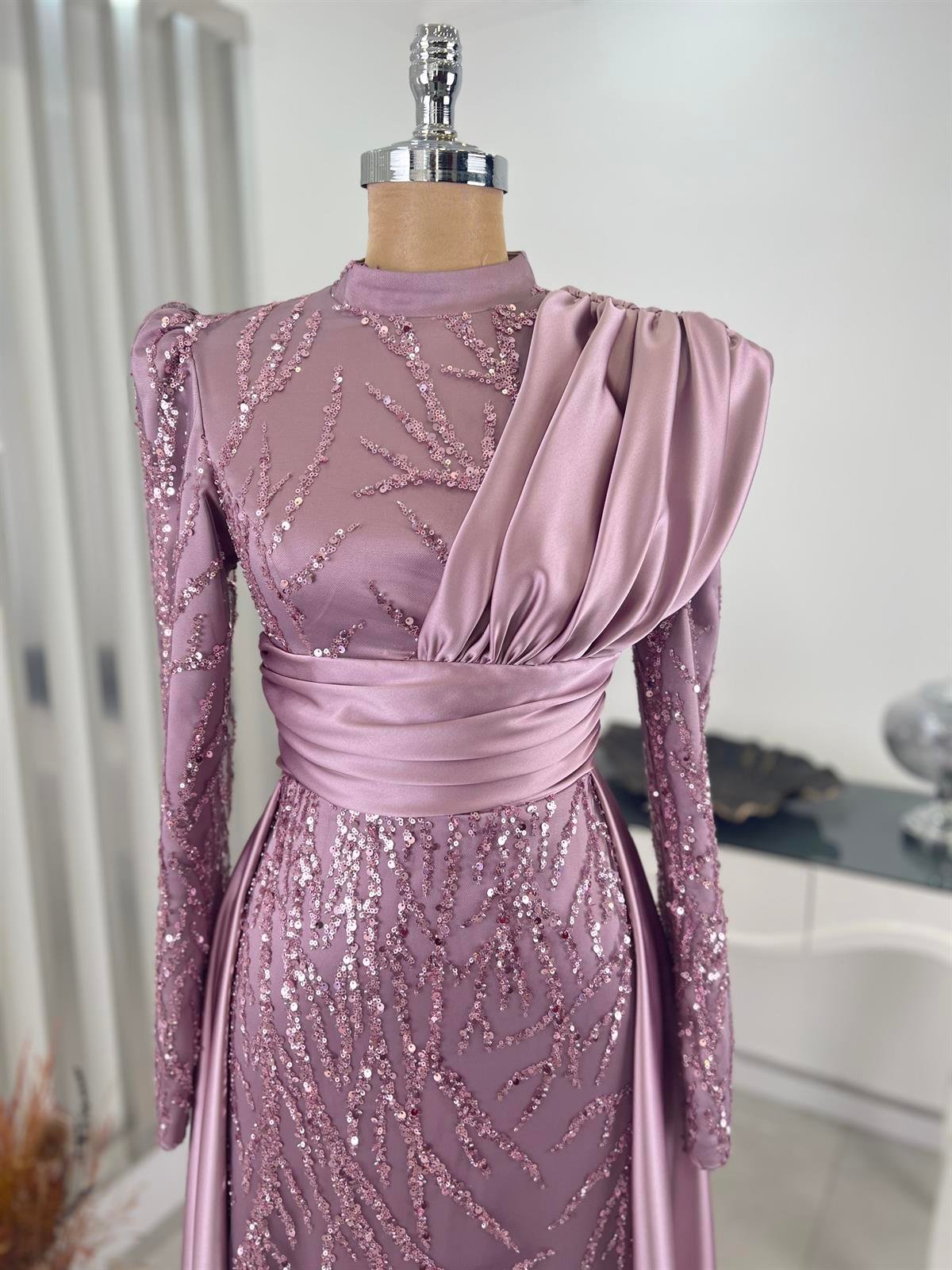 Boncuklu Aplik İşlemeli Drape Detaylı Diana Abiye Lila