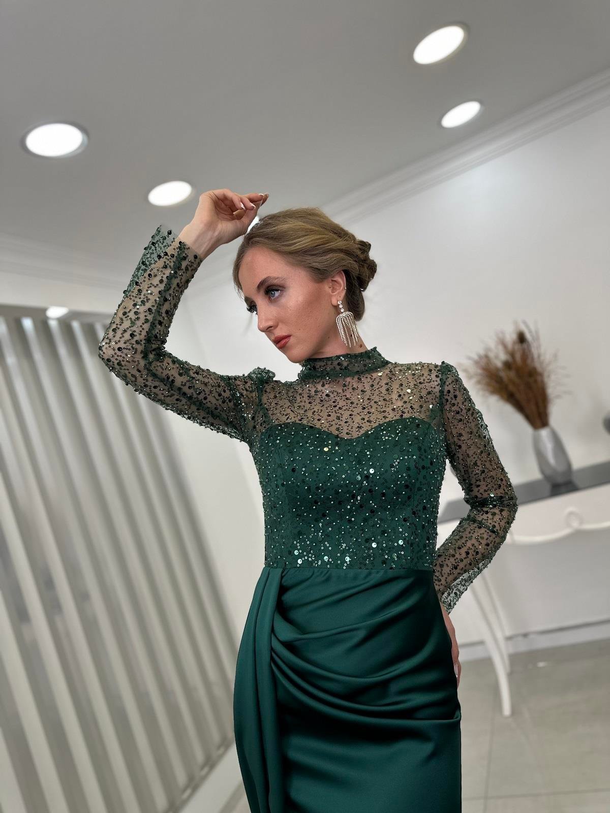 الساتان انظر من خلال مساء اللباس الزمرد مع الديكور على الجبهة