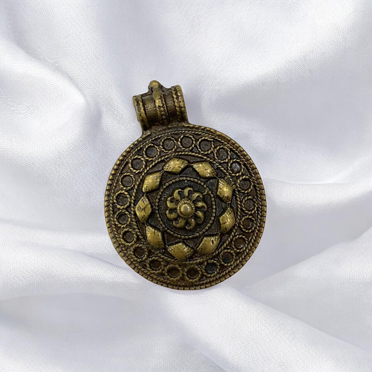 Antik Çiçek Oyma Desenli Sallantı