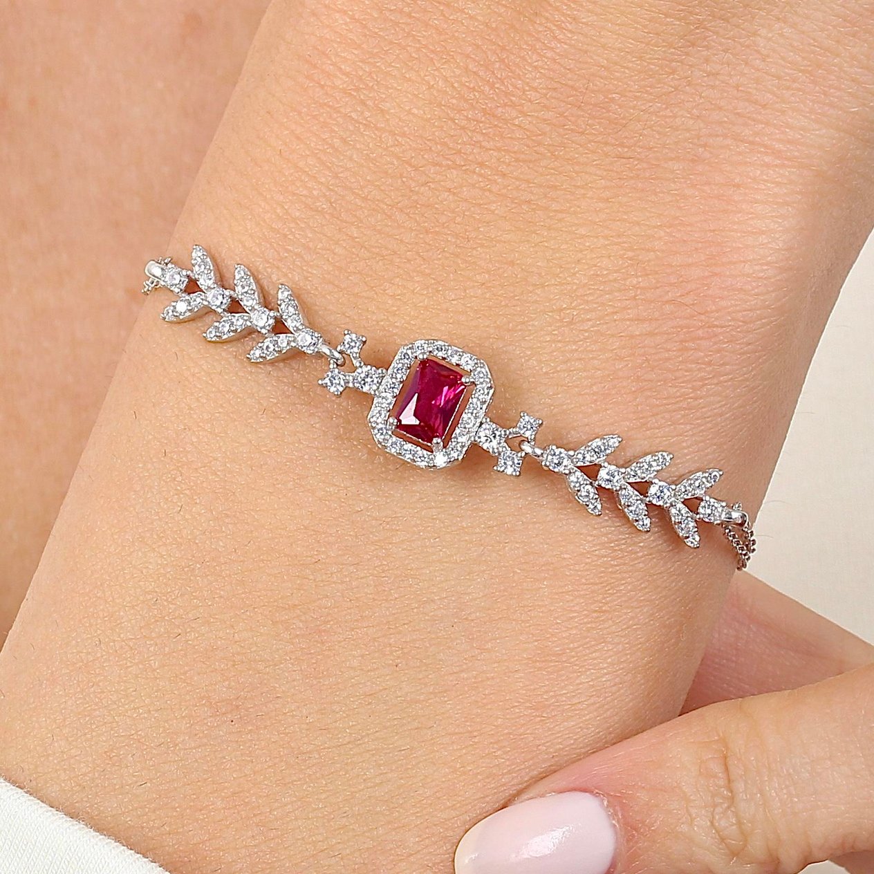 Pırlanta Montür Emerald Buketi Sentetik Yakut Gümüş Bileklik