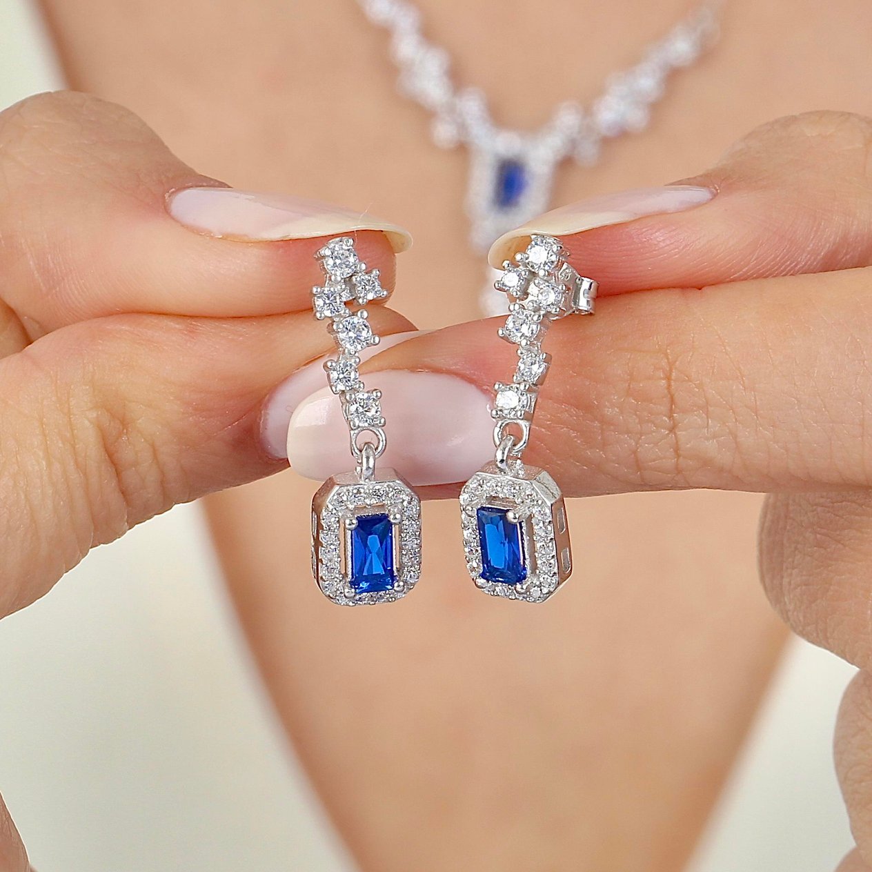 Pırlanta Montür Işıltılı Emerald Sentetik Safir Gümüş Küpe