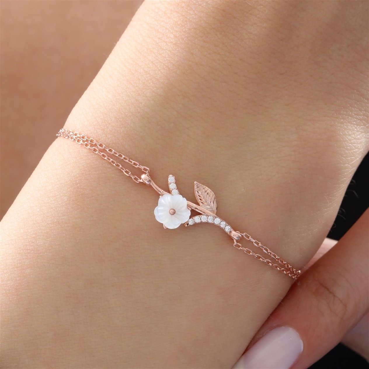 zarif-manolya-cicegi-isiltisi-rose-ren-e3b094.jpg