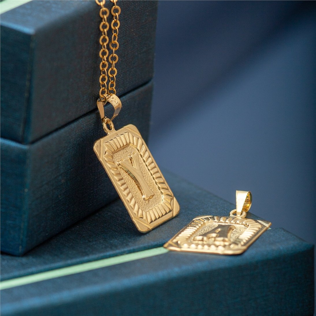 Goldstore-Plaka Harf Kolye