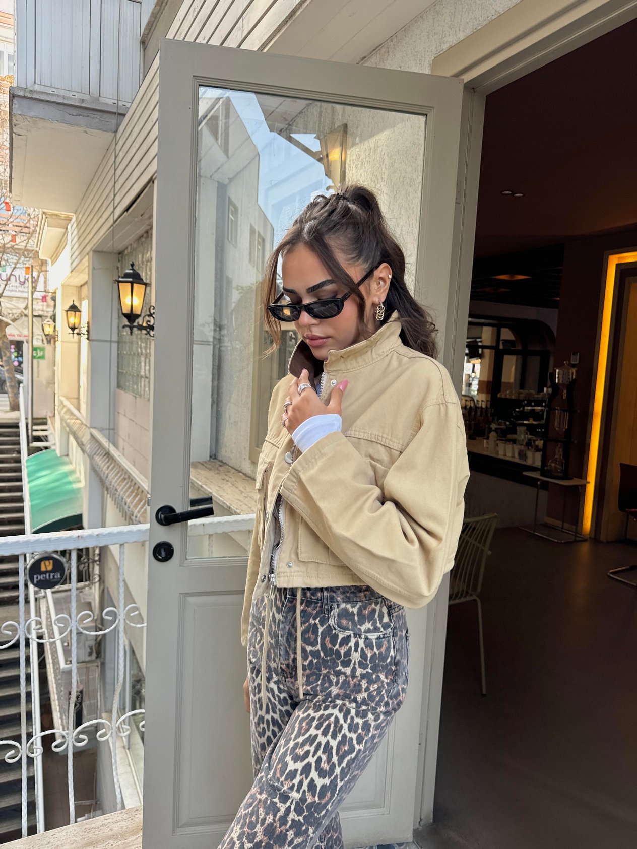 En YenilerCamel kadife yaka crop bomber ceket 