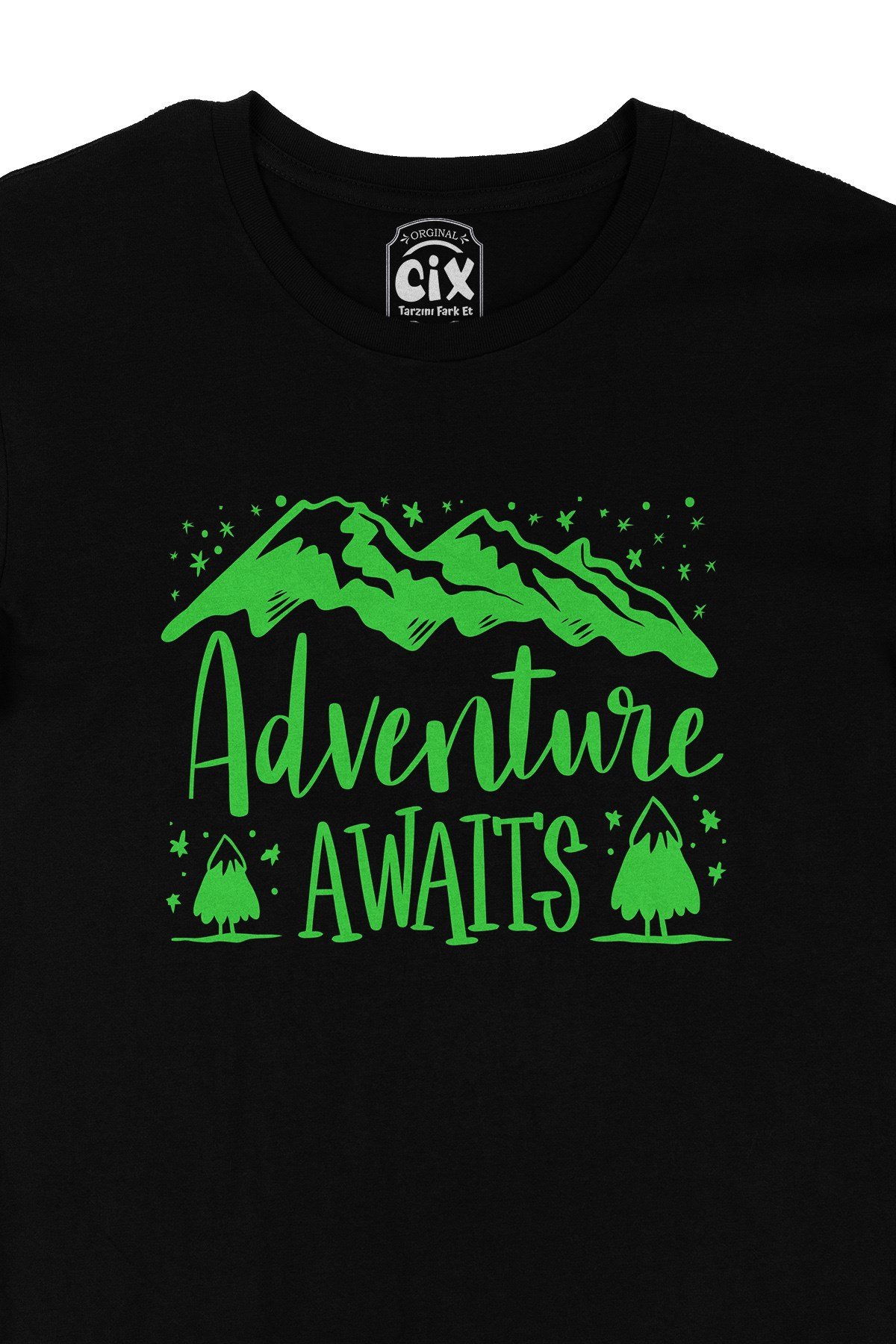 Adventure Awaits Siyah Tişört