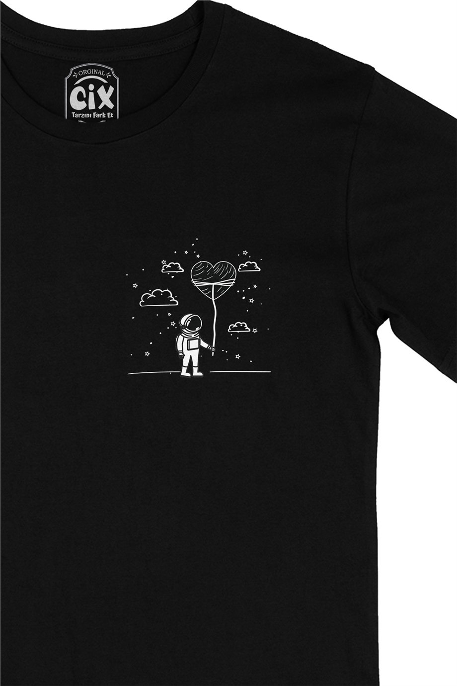 Aşık Astronot Cep Logo Tasarımlı Siyah Tişört