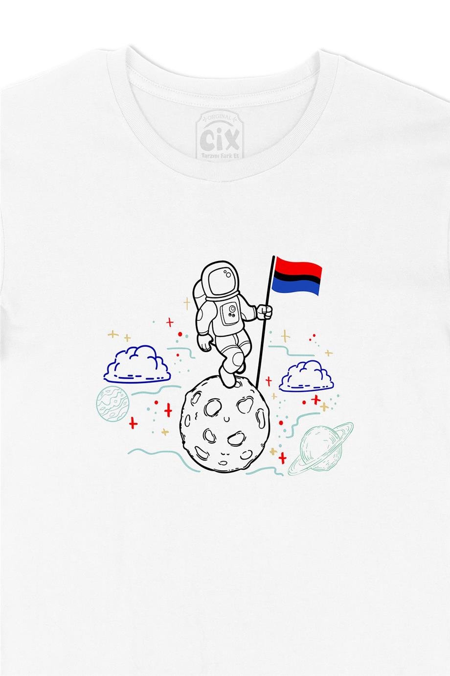 Bayraklı Astronot Çizimli Beyaz Tişört