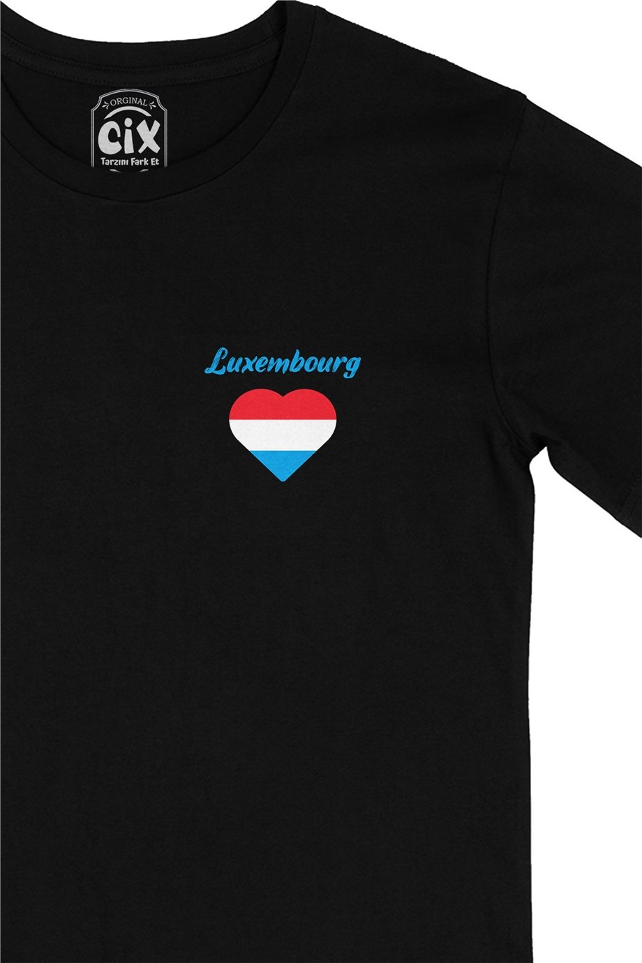 Lüksemburg Bayraklı Kalpli Cep Logo Tasarımlı Siyah Tişört