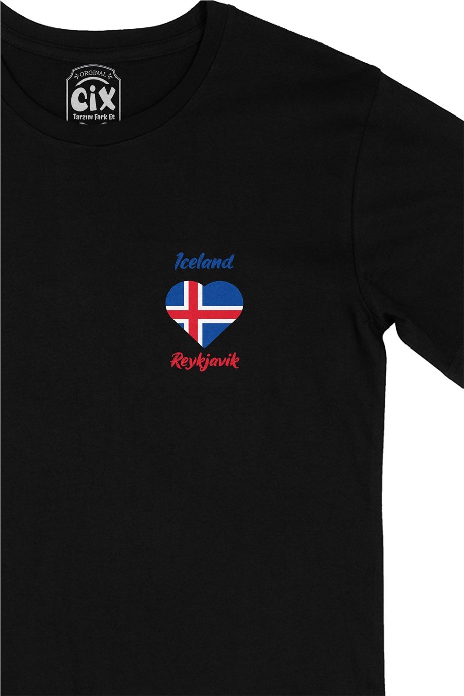 Reykjavik İzlanda Bayraklı Kalpli Cep Logo Tasarımlı Siyah Tişört