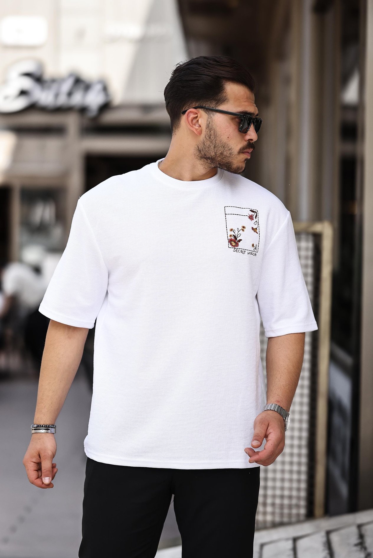 Miron Beyaz Göğüs Nakışlı Sıfır Yaka Oversize Kısa Kollu Tişört