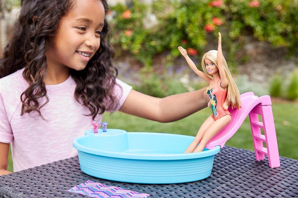 Barbie ve Eğlenceli Havuzu GHL91-Oyuncak Bebekler