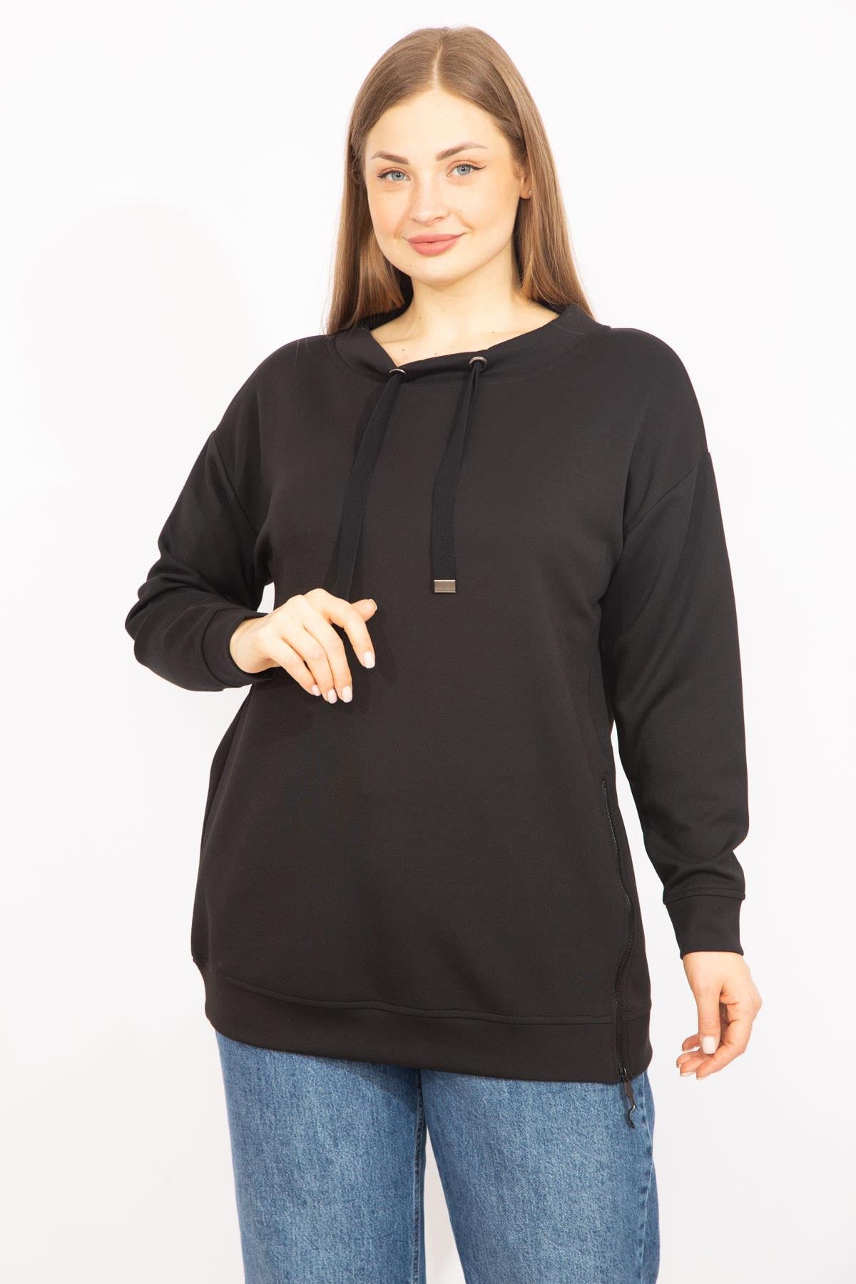 Kadın Siyah Büyük Beden Yan Fermuar Yırtmaçlı Yakası Kuşgözü Detaylı Sweatshirt 65N35638