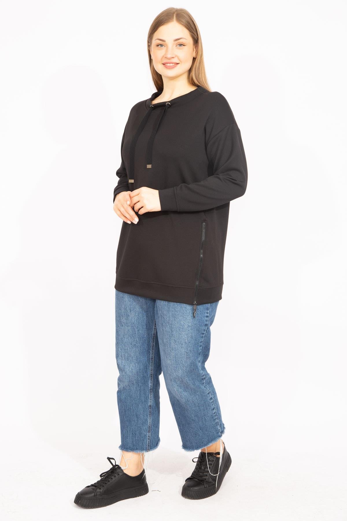Kadın Siyah Büyük Beden Yan Fermuar Yırtmaçlı Yakası Kuşgözü Detaylı Sweatshirt 65N35638