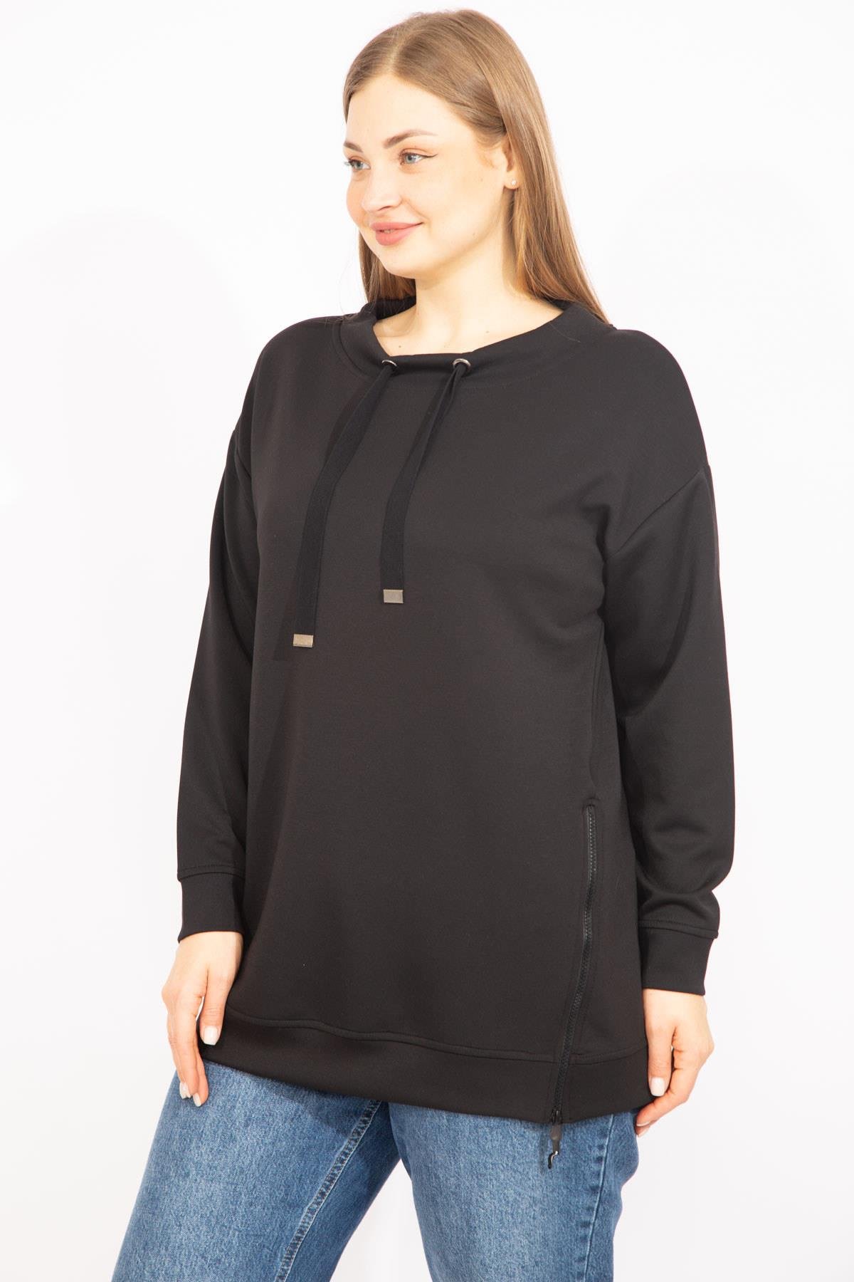 Kadın Siyah Büyük Beden Yan Fermuar Yırtmaçlı Yakası Kuşgözü Detaylı Sweatshirt 65N35638