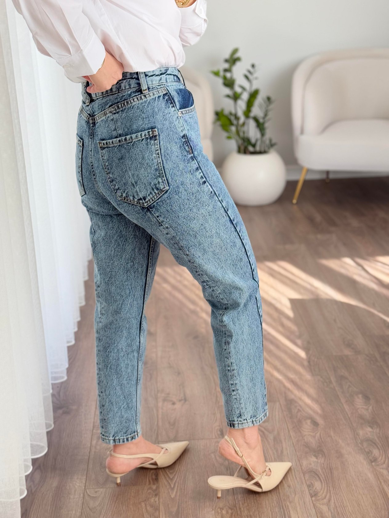 Arkası Dikiş Detaylı Mom Jean Kar Yıkama