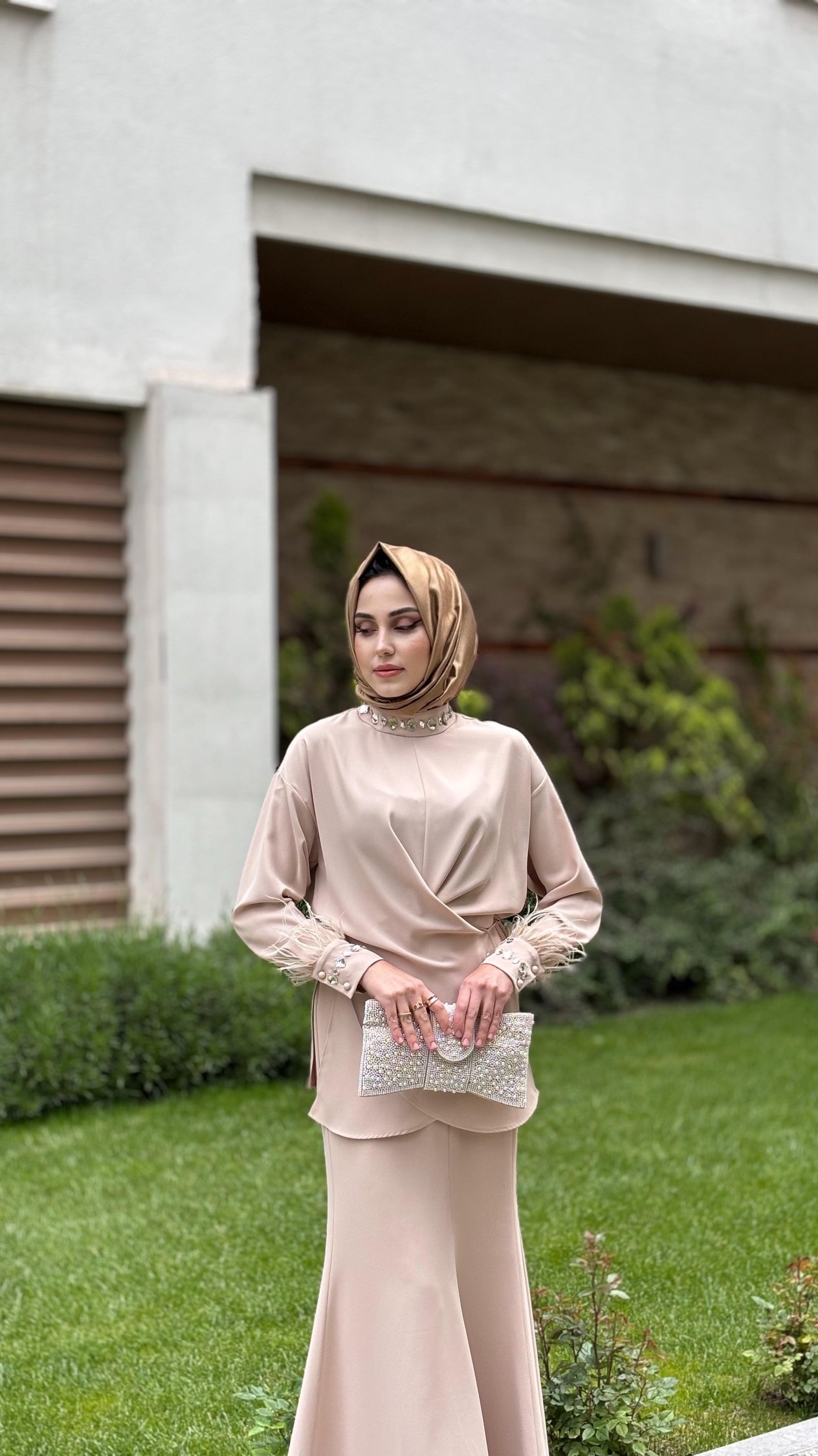 KOLLARI TÜY VE TAŞ DETAYLI ETEKLİ TAKIM