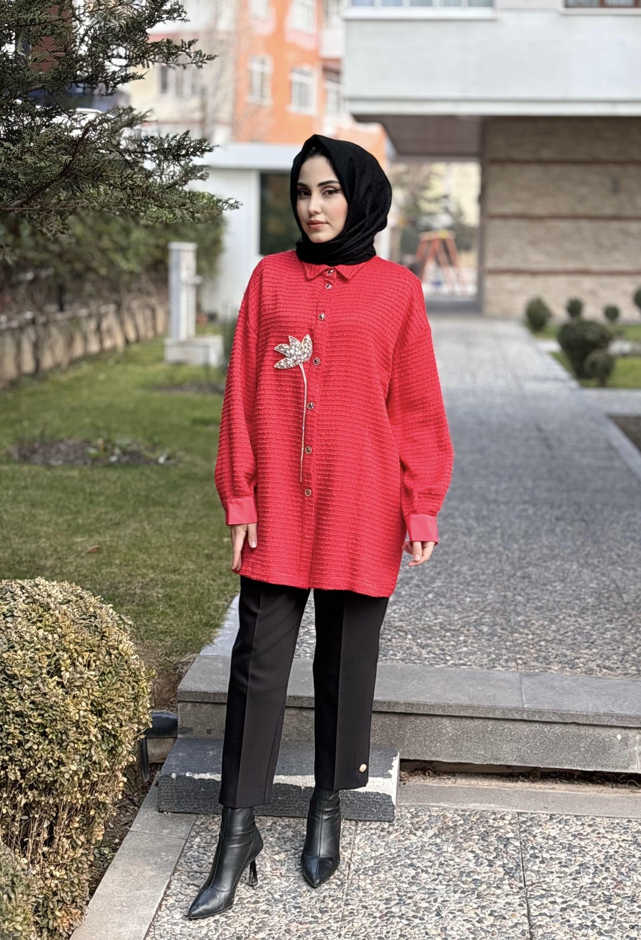TAŞ İŞLEMELİ TÜVİT KUMAŞ GÖMLEK