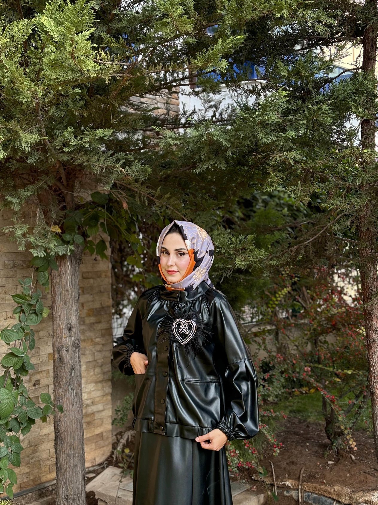 YAKA BROŞLU ETEKLİ DERİ TAKIM