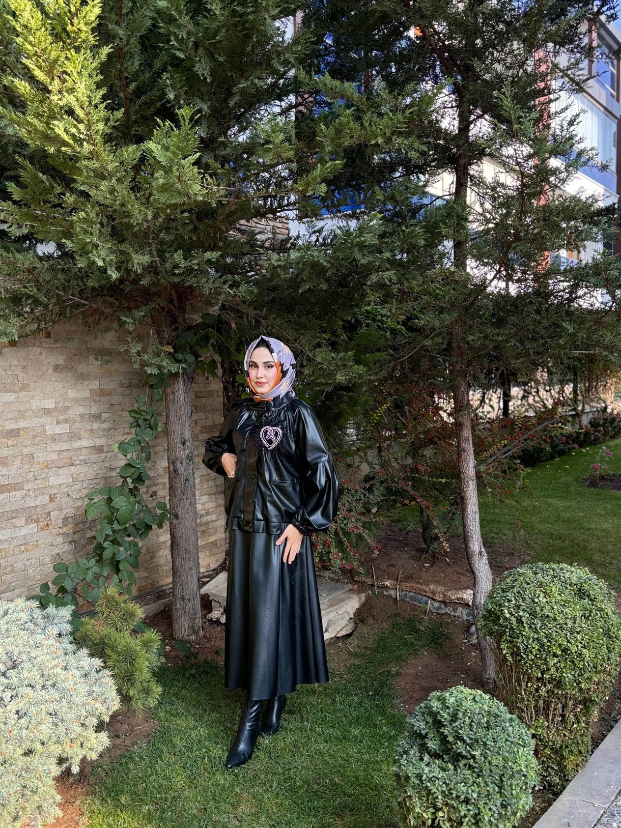 YAKA BROŞLU ETEKLİ DERİ TAKIM