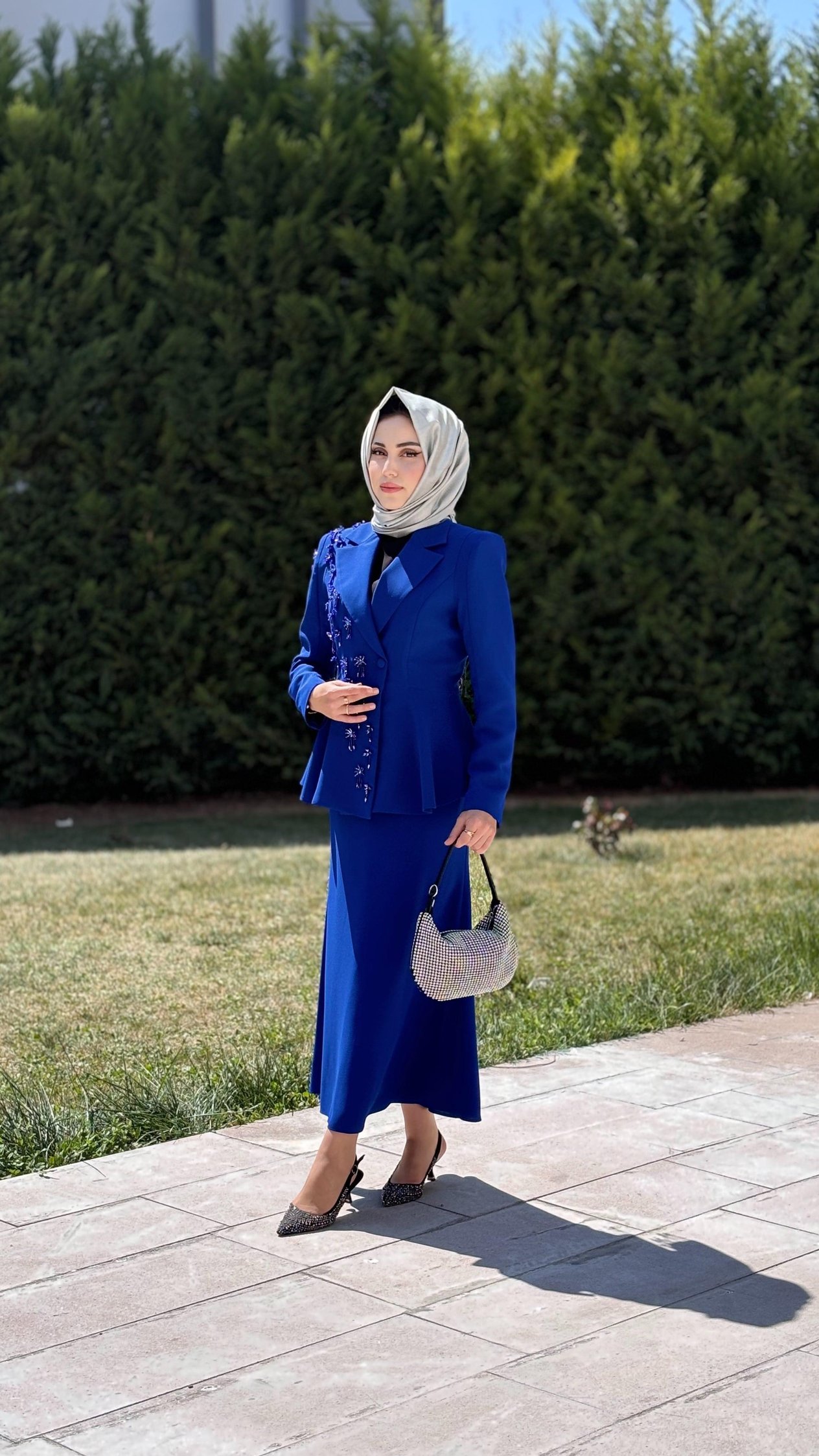 YAKASI İŞLEMELİ TAKIM