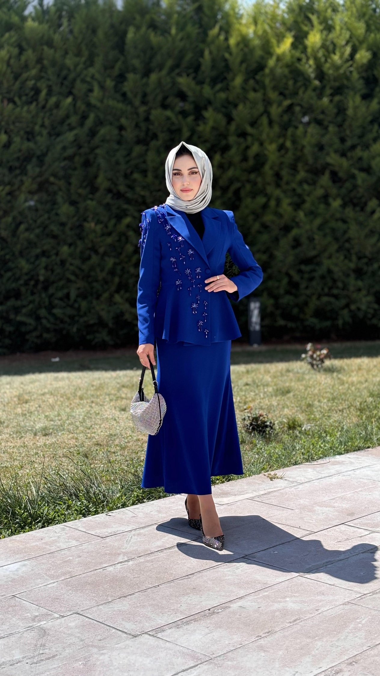 YAKASI İŞLEMELİ TAKIM