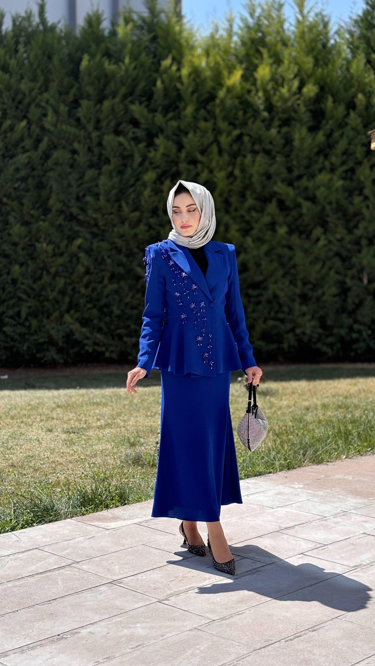 YAKASI İŞLEMELİ TAKIM