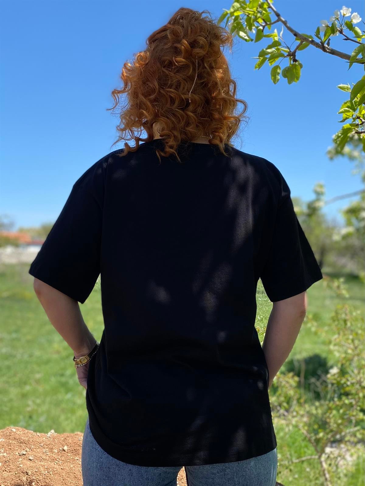 SİYAH YAKA VE CEP TAŞ DETAYLI BİSİKLET YAKA TİŞÖRT