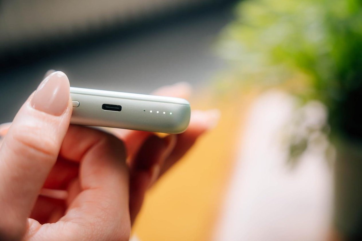 Verbatim Manyetik Power Bank 10000 mAh, Kablosuz Şarj Cihazı 15 W, USB-C ile 20 W PD Yeşil