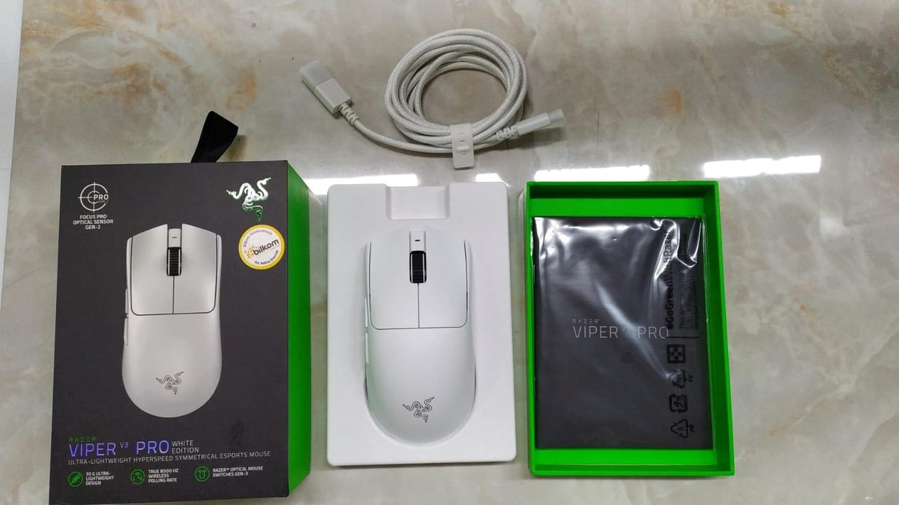 OUTLET Razer Viper V3 Pro - Ultralight Kablosuz Espor Oyun Mouse'u (8K Hz HyperPolling, 55g hafif tasarım, Focus Pro Sensör 35K DPI, HyperSpeed Kablosuz, 95 saat pil ömrü) Beyaz
