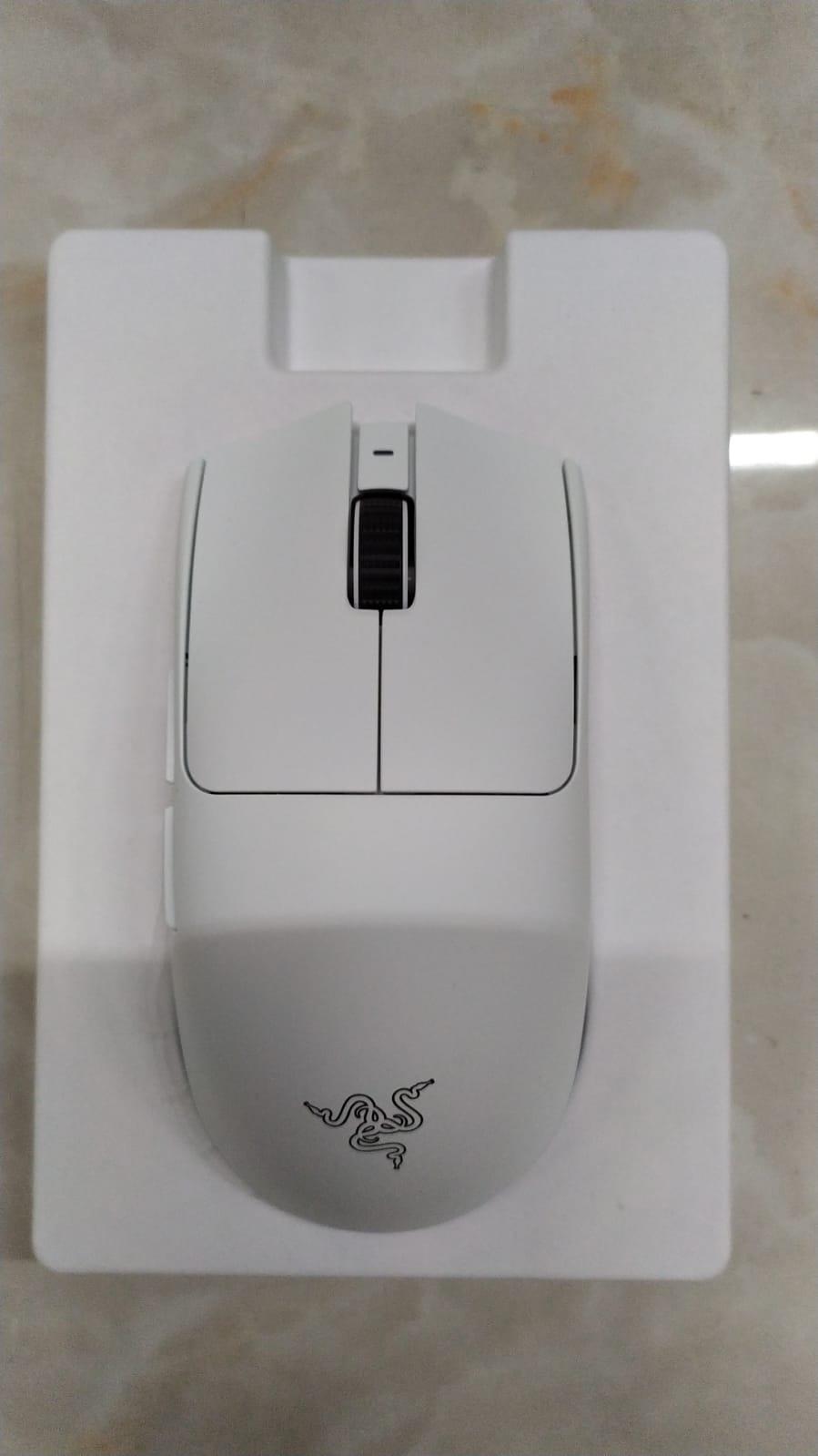 OUTLET Razer Viper V3 Pro - Ultralight Kablosuz Espor Oyun Mouse'u (8K Hz HyperPolling, 55g hafif tasarım, Focus Pro Sensör 35K DPI, HyperSpeed Kablosuz, 95 saat pil ömrü) Beyaz