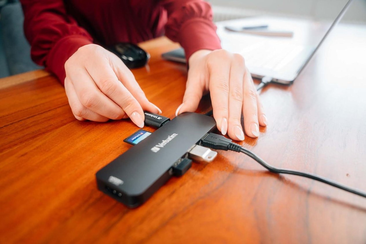 Verbatim USB-C Pro Multiport Hub 8'i 1 arada, çoklu bağlantı noktalı adaptör
