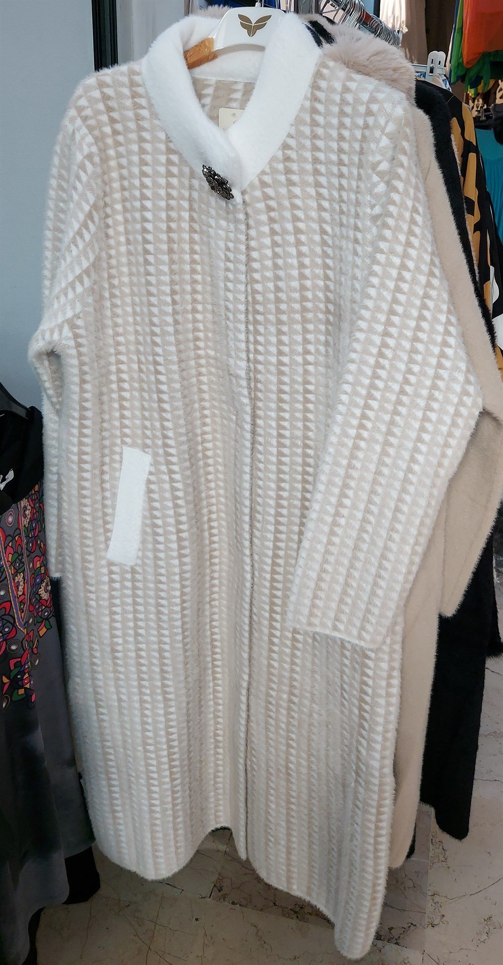 Broşlu Angora Kaban