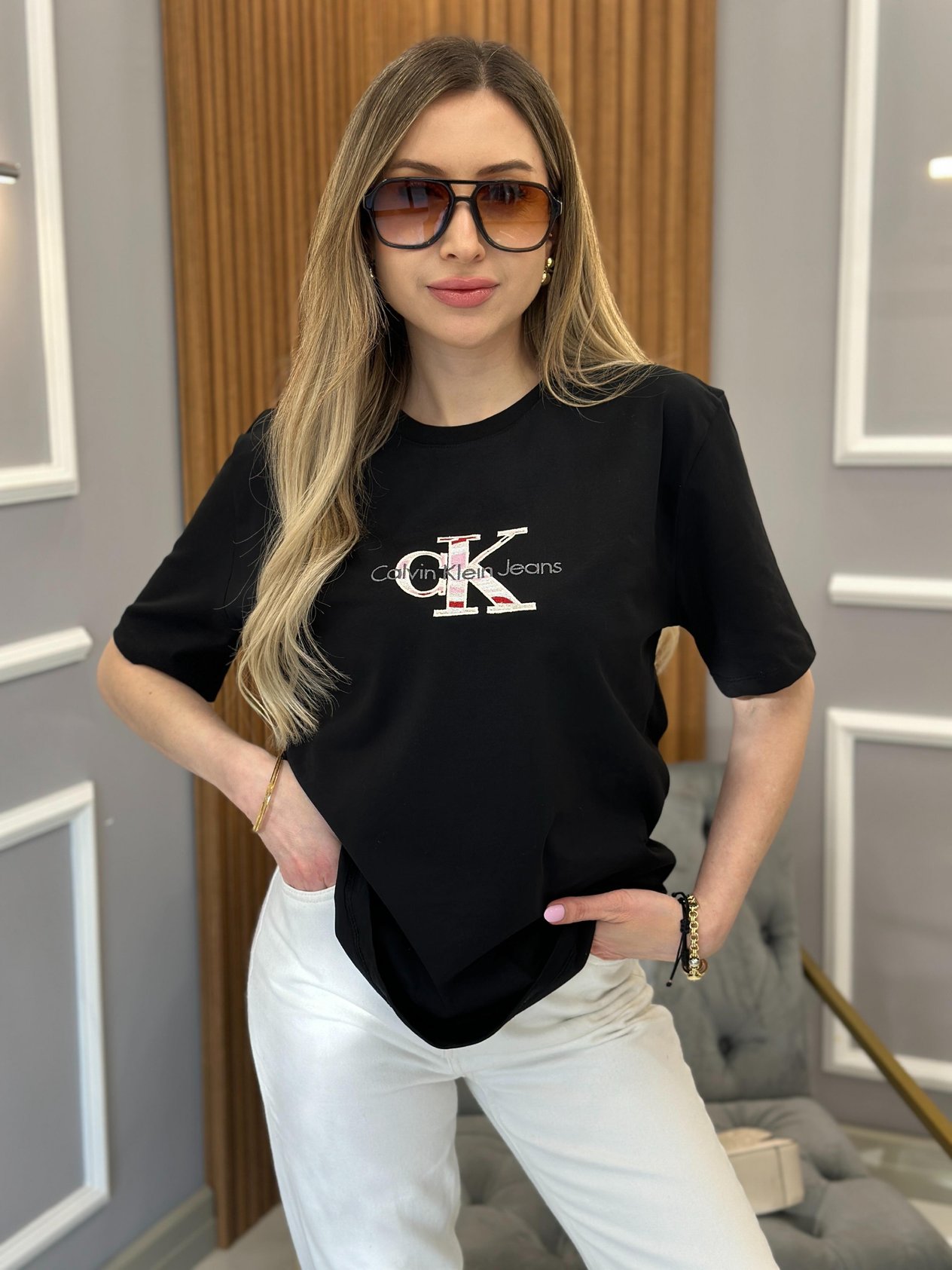 CN Renkli Yazılı Nakış Detaylı Siyah Tişört