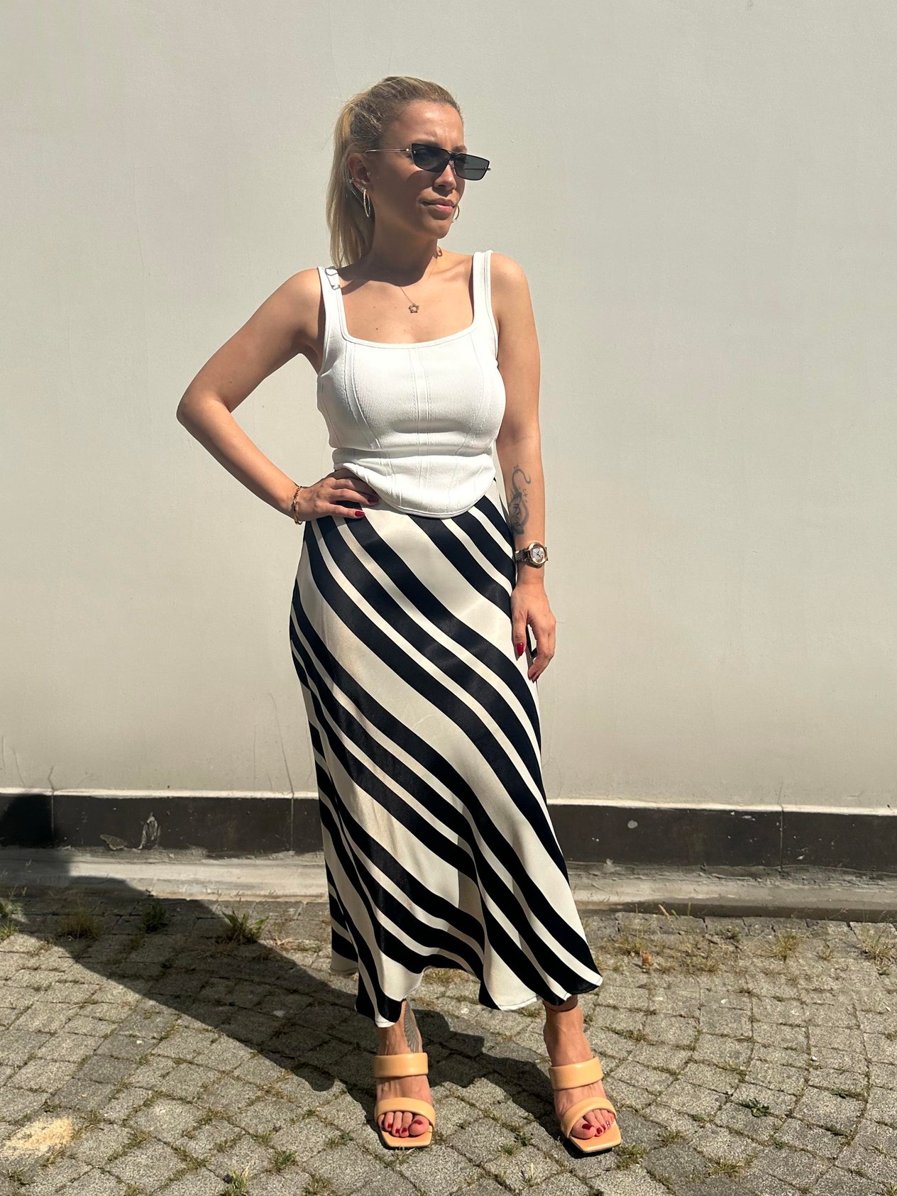 Çizgi Desenli Ekru/Siyah Renk Saten Etek